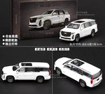A white die-cast model SUV shown with its retail box on a dark studio background, plus three additional side and angled views of the model. Chinese text overlays describe the product features and dimensions.